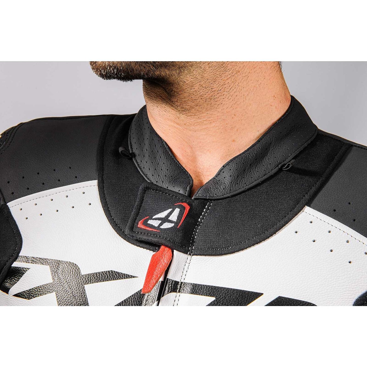 Tuta Moto Intera (CE) AAA in Pelle Ixon JACKAL Nero Bianco Rosso