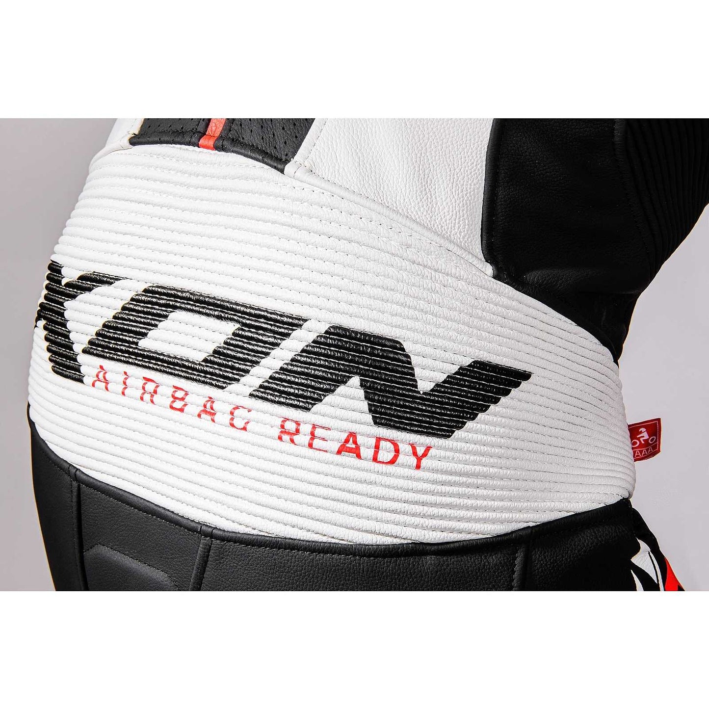 Tuta Moto Intera (CE) AAA in Pelle Ixon JACKAL Nero Bianco Rosso