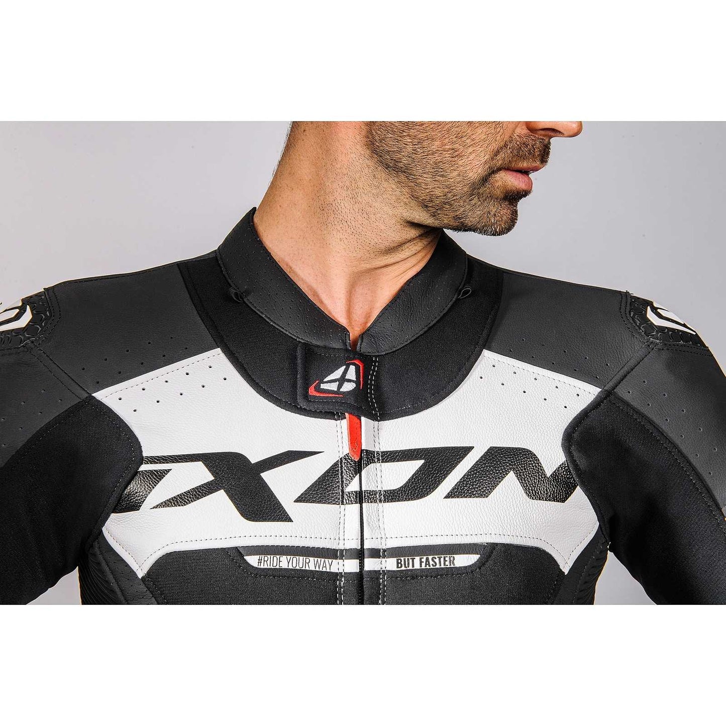 Tuta Moto Intera (CE) AAA in Pelle Ixon JACKAL Nero Bianco Rosso