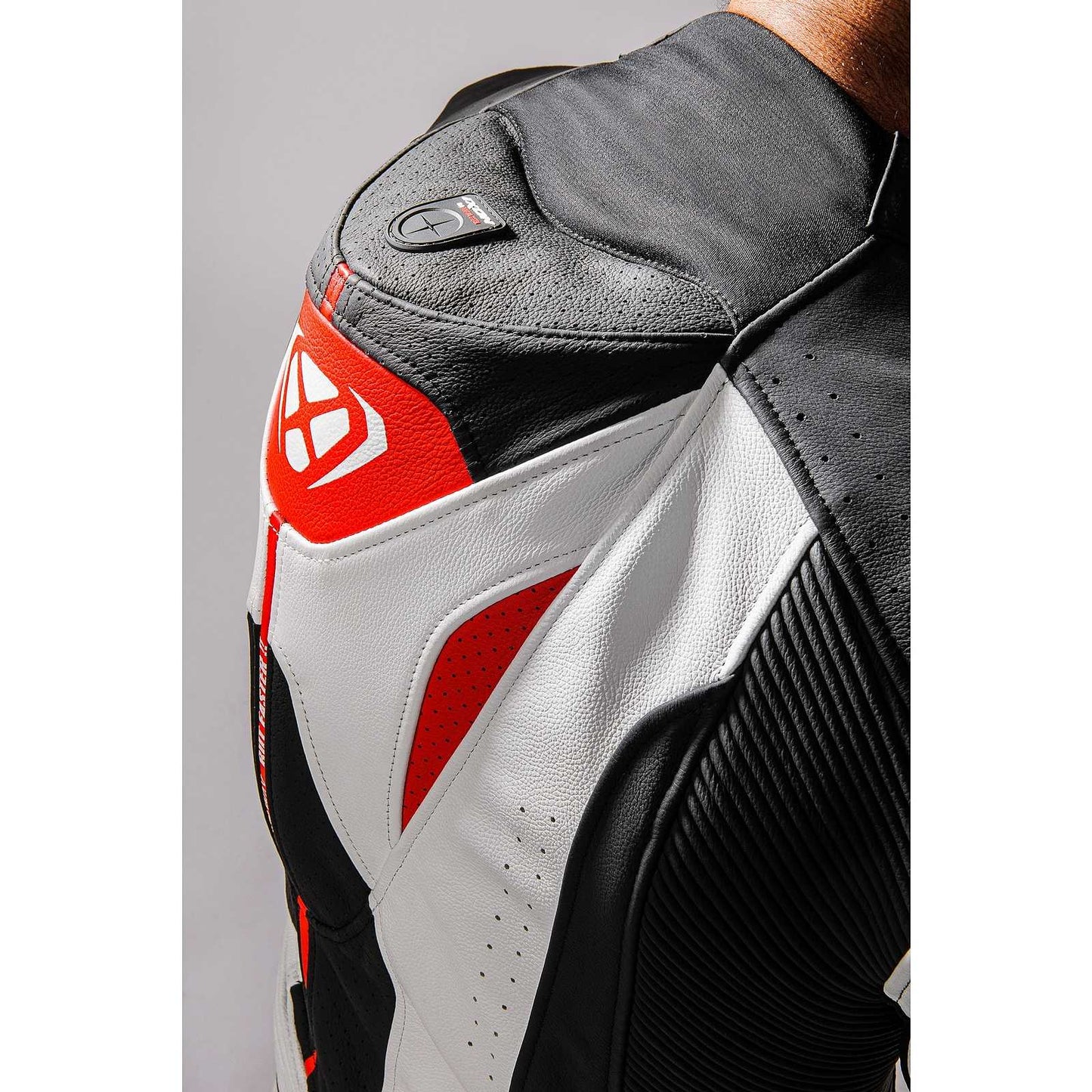 Tuta Moto Intera (CE) AAA in Pelle Ixon JACKAL Nero Bianco Rosso