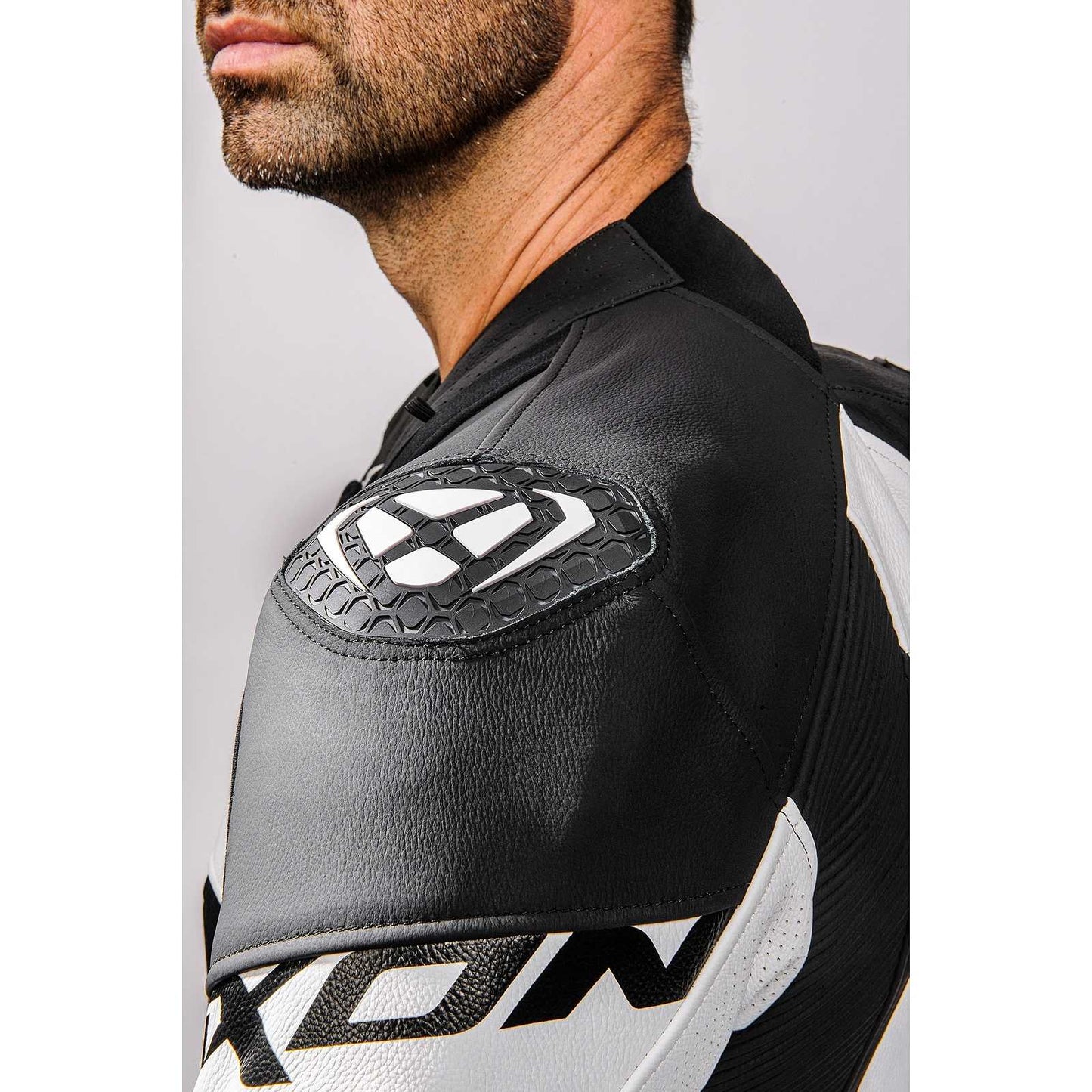 Tuta Moto Intera (CE) AAA in Pelle Ixon JACKAL Nero Bianco Rosso